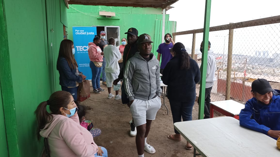 SJMChile's tweet photo. 👀El equipo de #SJMAntofagasta, en coordinación con #MigrApp y @techochile atendieron a más de 60 vecinos y vecinas de los campamentos Génesis 1 y 2, El Roble, Sol y Luna, y Todos Luchando, entregando orientación social y de acceso a derechos. https://t.co/QpUTUYgOdQ