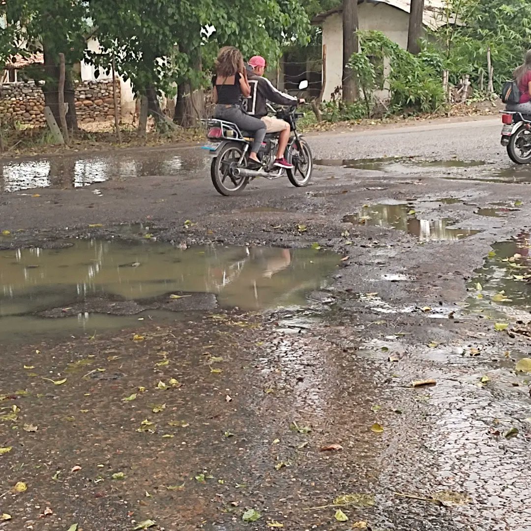 guillerpalacios's tweet photo. #07May Aguas negras desbordadas por las tapas de visita de las cloacas y lagunas por fracturas de la tubería de dos cerritos abundan #eltocuyo #Lara y el #regimen de @AdolfoP_Oficial bien gracias. Exigimos reparación!!! https://t.co/sfsRGpsQ9L