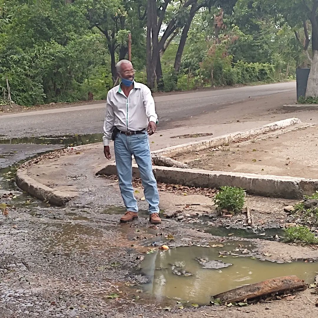 guillerpalacios's tweet photo. #07May Aguas negras desbordadas por las tapas de visita de las cloacas y lagunas por fracturas de la tubería de dos cerritos abundan #eltocuyo #Lara y el #regimen de @AdolfoP_Oficial bien gracias. Exigimos reparación!!! https://t.co/sfsRGpsQ9L