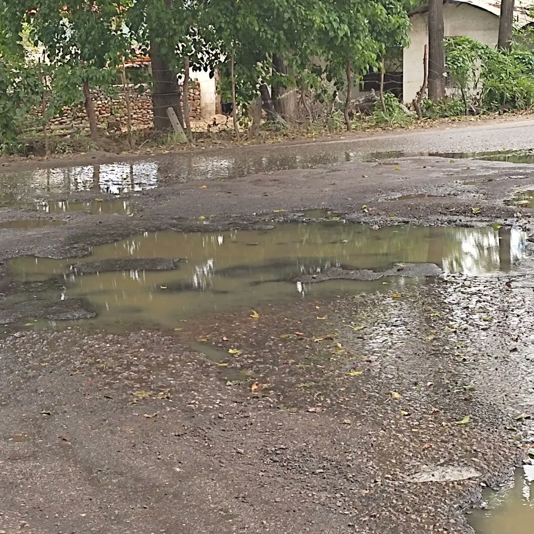 guillerpalacios's tweet photo. #07May Aguas negras desbordadas por las tapas de visita de las cloacas y lagunas por fracturas de la tubería de dos cerritos abundan #eltocuyo #Lara y el #regimen de @AdolfoP_Oficial bien gracias. Exigimos reparación!!! https://t.co/sfsRGpsQ9L