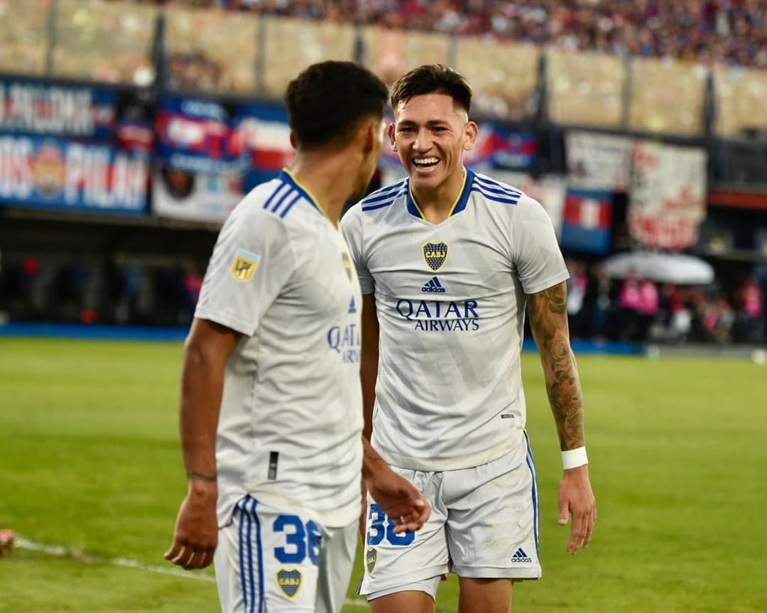 El grande potencia al chico. El chico exige al grande.

Benedetto y Vázquez, Vázquez y Benedetto: los goles de Boca.