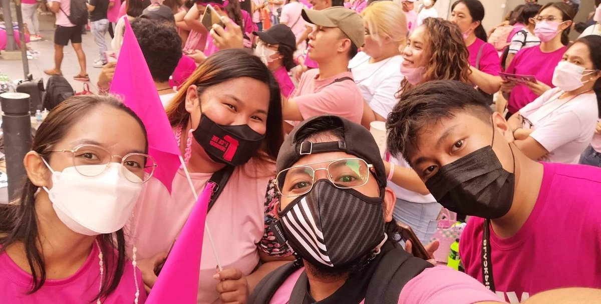 niiiimzzzz's tweet photo. I'm undecided but I decided to attend leni-kiko mda with my cousins and while observing the crowds, I can see that these people really support leni and Kiko without a doubt. I had FUN but please help me find her (last Pic) #MakatiIsPink #Ipana7oNa10ParaSaLahat https://t.co/BvIBYFkQVS