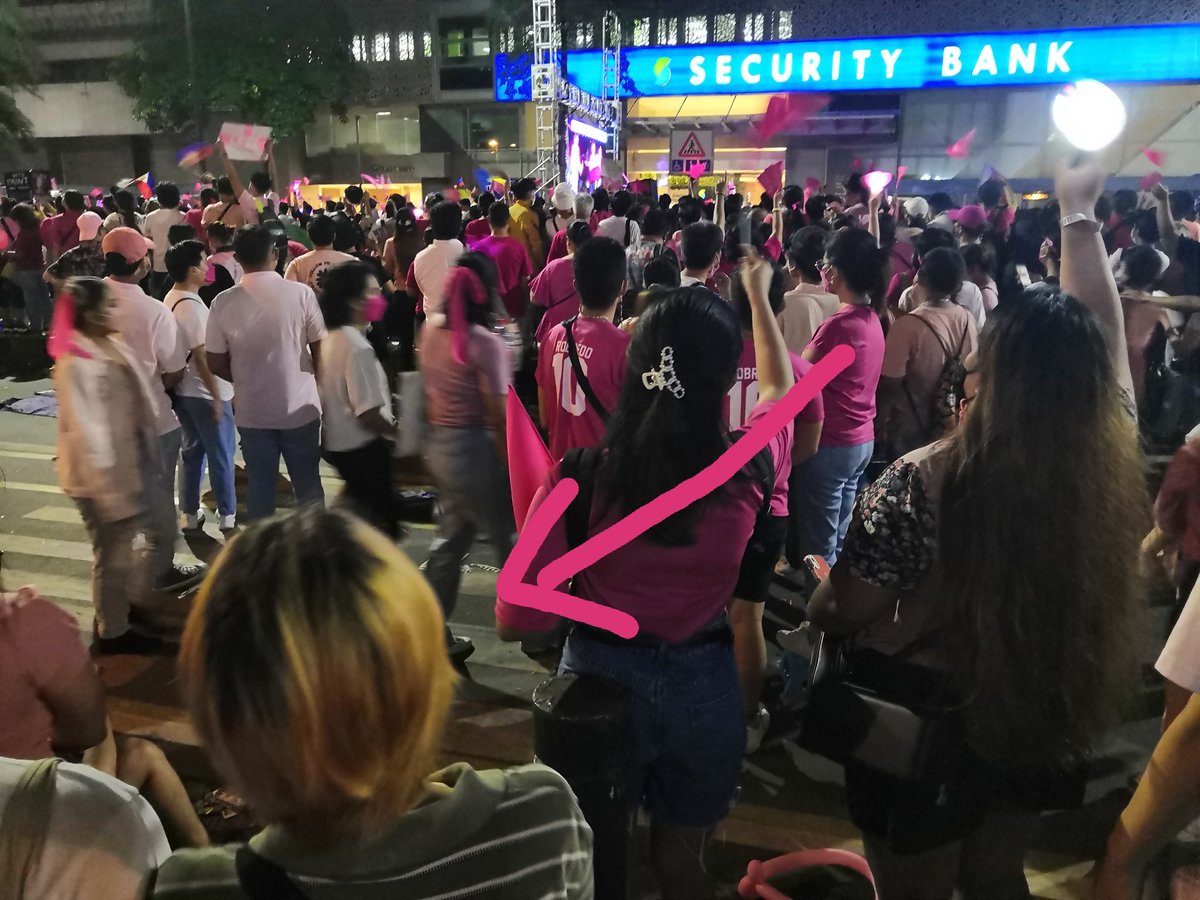 niiiimzzzz's tweet photo. I'm undecided but I decided to attend leni-kiko mda with my cousins and while observing the crowds, I can see that these people really support leni and Kiko without a doubt. I had FUN but please help me find her (last Pic) #MakatiIsPink #Ipana7oNa10ParaSaLahat https://t.co/BvIBYFkQVS