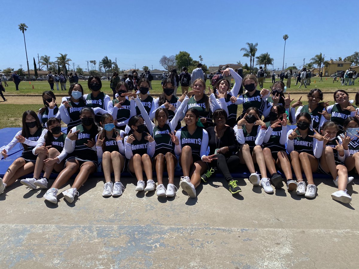 imelgoza110's tweet photo. The GREEN Cheer Team helps us to celebrate our wonderful Teachers and  Classified staff.  Thanks Ms. Davis! #GreenJHS #hesdpride https://t.co/WBWwisK35y