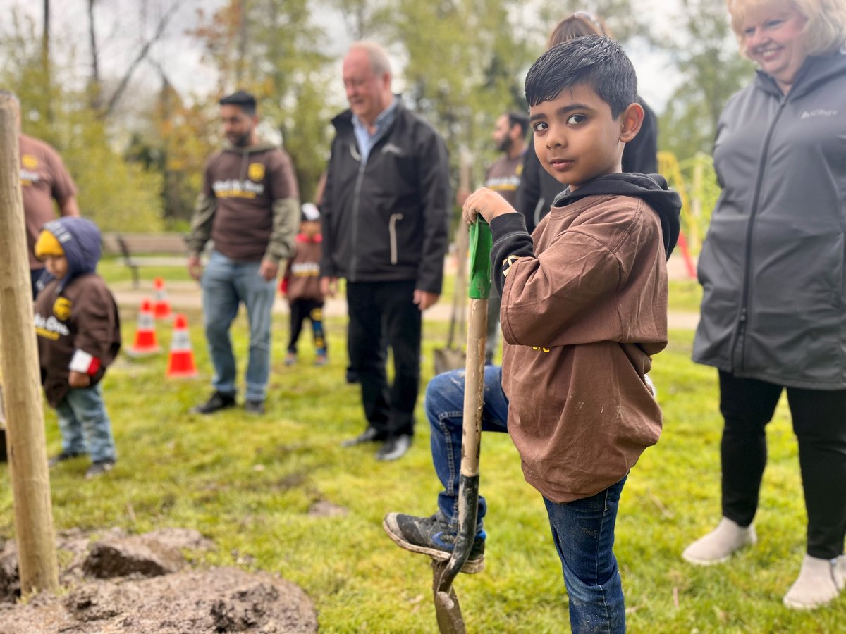 CityofSurrey's tweet photo. Mayor &amp; Council took part in Surrey’s 18th annual Arbor Day celebration today where 46 trees were planted at William Beagle Park. Today’s planting was made possible thanks to a Treemendous Communities grant from @TreeCanada, sponsored by @UPS. https://t.co/glzGBWA5FE