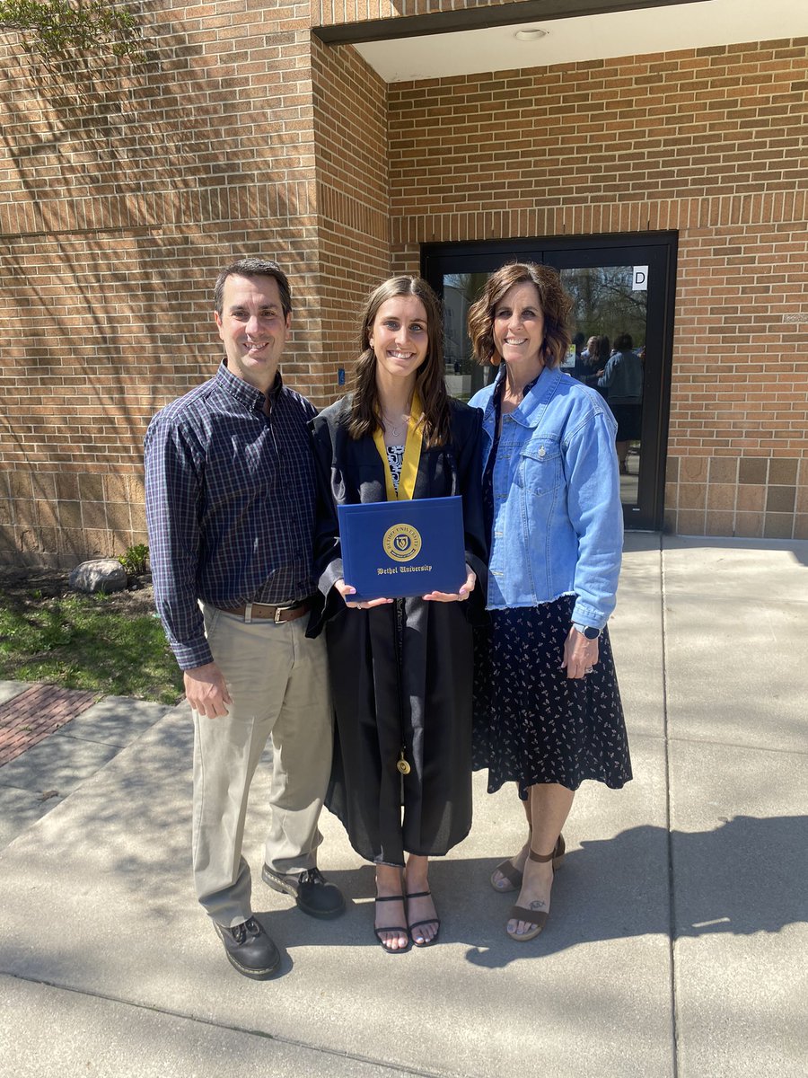 BUPilotsWBB's tweet photo. What a BIG day for these young ladies! 🎓🎊🔵⚪️🏀

We are so proud to be apart of this chapter in your lives. You all deserve everything great in this world! 

“Goodbye, We Love You, Go Repair The World.” - Professor Chad Meister https://t.co/0PYosTl9yt
