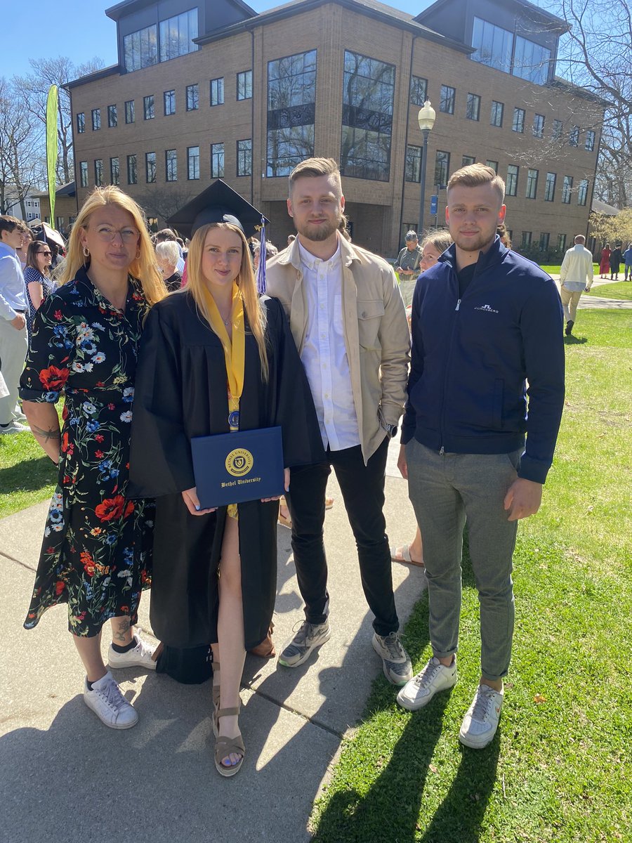 BUPilotsWBB's tweet photo. What a BIG day for these young ladies! 🎓🎊🔵⚪️🏀

We are so proud to be apart of this chapter in your lives. You all deserve everything great in this world! 

“Goodbye, We Love You, Go Repair The World.” - Professor Chad Meister https://t.co/0PYosTl9yt