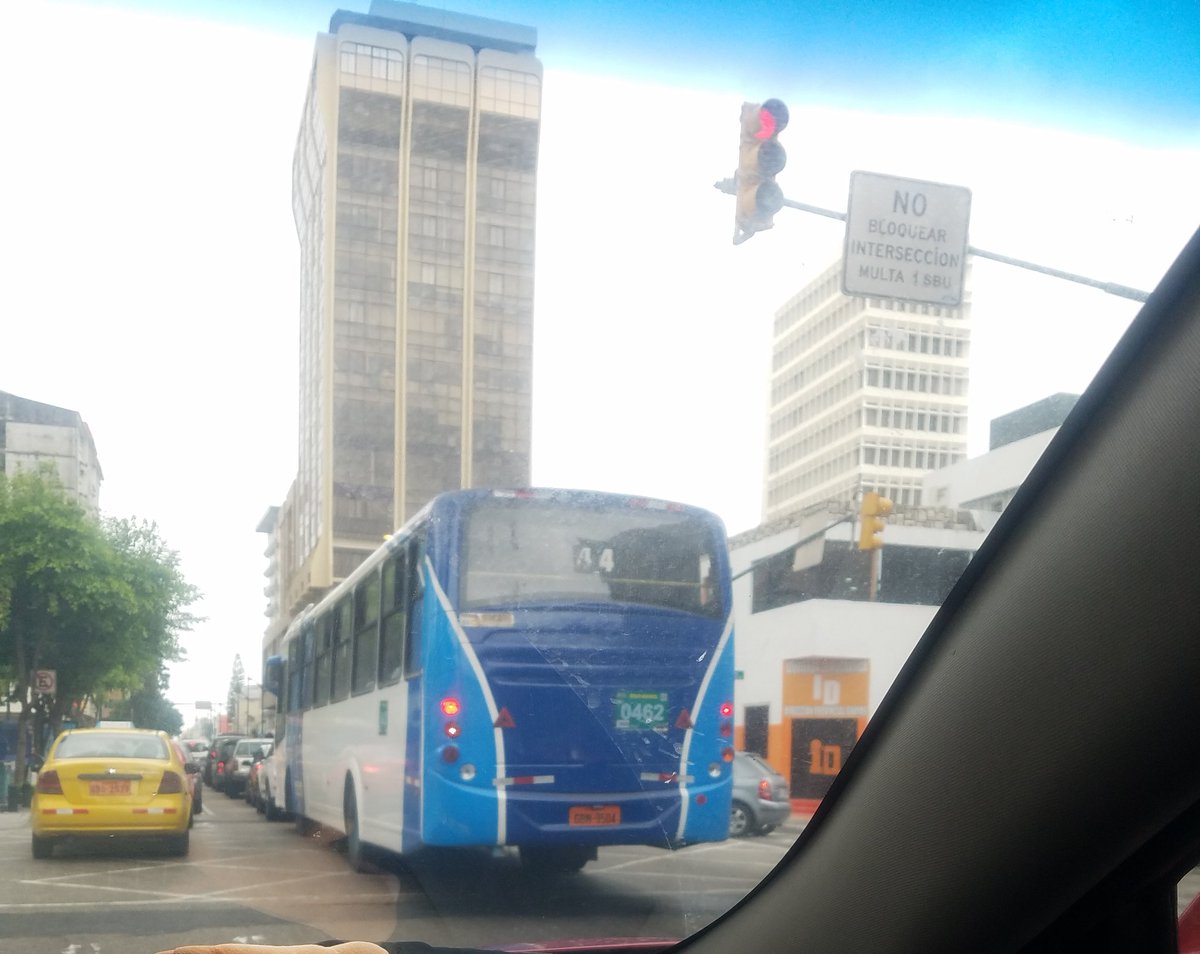 veba347's tweet photo. Hoy en los Ríos y 1ero de mayo @ATM_Transito como siempre los buseteros irrespetando las señales tránsito https://t.co/t1GQRItgOX