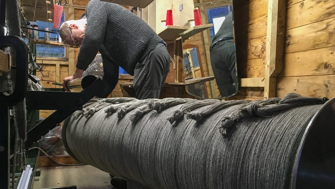 SkyeWeavers's tweet photo. Roger in tune with his surroundings! #SkyeWool on the warping beam, ready to start weaving soon. #skyeweavers #behindthescenes #slowfashion #craft https://t.co/0wefJPPjYn