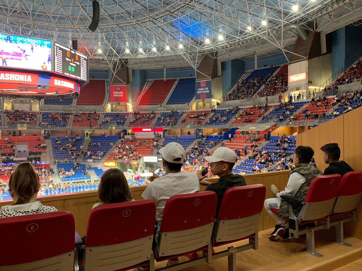🔵🔴Esta tarde jovenes de <a href="/ASPASOR/">Aspasor Alava</a>  invitados por <a href="/VitalFundazioa/">Fundación Vital</a> apoyan al equipo local. 🏀Aurrera Baskonia!!!