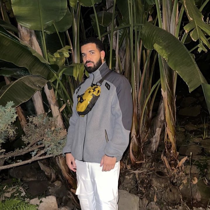 AccessBadBunny's tweet photo. Bad Bunny has the biggest single day streams for an artist in Spotify history with 183.2 million streams, surpassing Drake. 🌎 https://t.co/K2eXTmJBCk