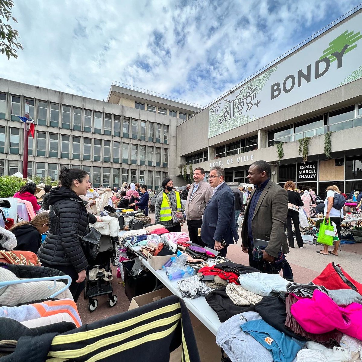 alainramadier's tweet photo. Ce samedi, je me suis rendu à la brocante organisée par l’association « Soleil Solidarité Vacances » à @VilledeBondy, aux côtés de @MaireSHerve et de Robenson Pierre. 

Bravo à Mme KHIRANI pour l’organisation de ce bel événement ! https://t.co/eLDU3t8xLw