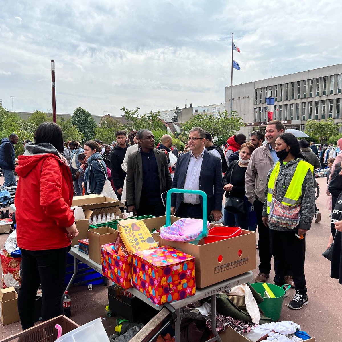 alainramadier's tweet photo. Ce samedi, je me suis rendu à la brocante organisée par l’association « Soleil Solidarité Vacances » à @VilledeBondy, aux côtés de @MaireSHerve et de Robenson Pierre. 

Bravo à Mme KHIRANI pour l’organisation de ce bel événement ! https://t.co/eLDU3t8xLw