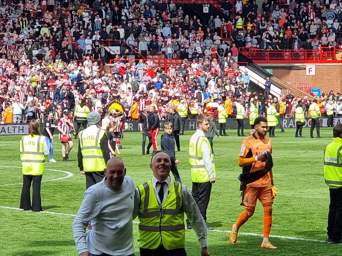 Great performance today Blades, bring on the Scabs. No Tom don't go on the pitch!