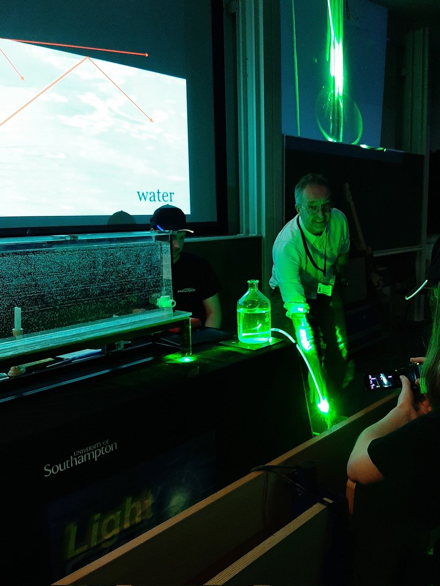 Pearl John (@pearllasergirl) on Twitter photo <a href="/unisouthampton/">University of Southampton</a> #sotsef <a href="/PhotonicsHub/">The Future Photonics Hub</a> Bill Brocklesby and the Light Express. <a href="/unisouthampton/">University of Southampton</a> #sotsef <a href="/PhotonicsHub/">The Future Photonics Hub</a> Bill Brocklesby and the Light Express.