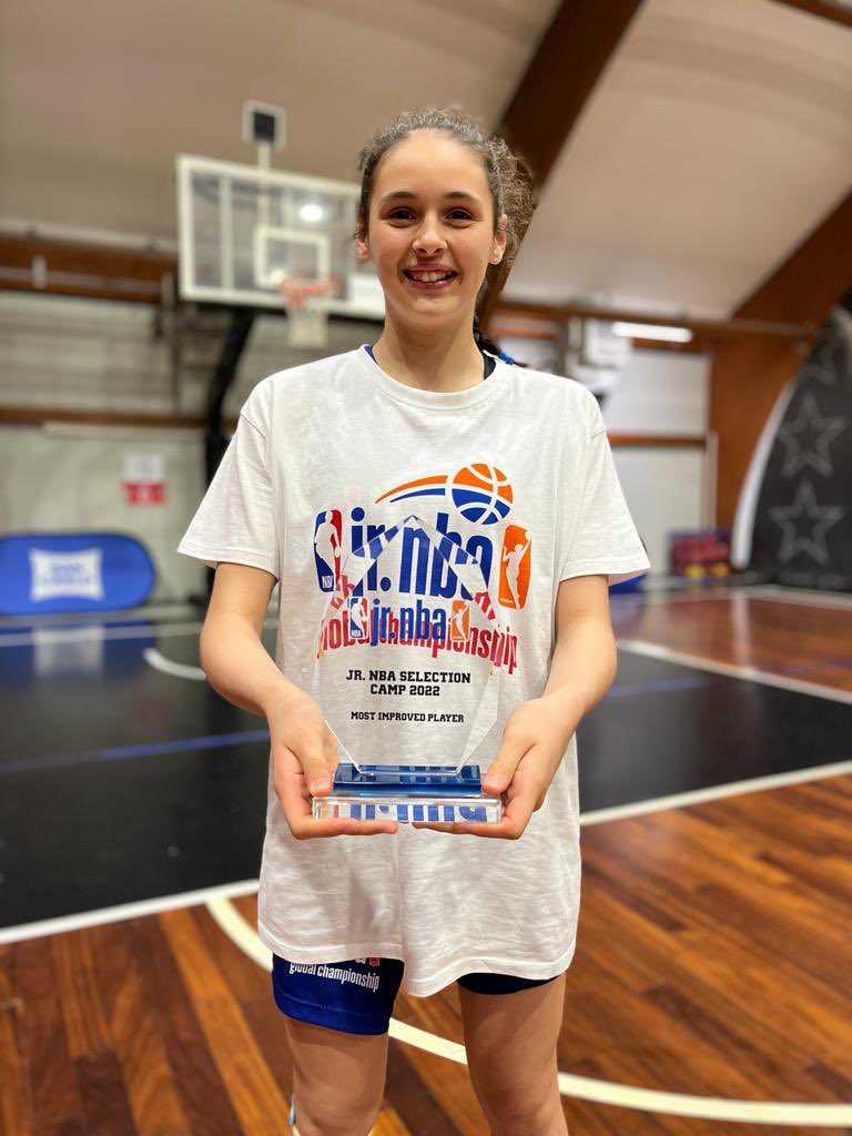 GIGANTESJunior's tweet photo. 👏❤️ Laia Nieto (@cbmaresmeboet3v), ¡Most Improved Player del #jrNBACamp! https://t.co/kZVDLrrgGQ