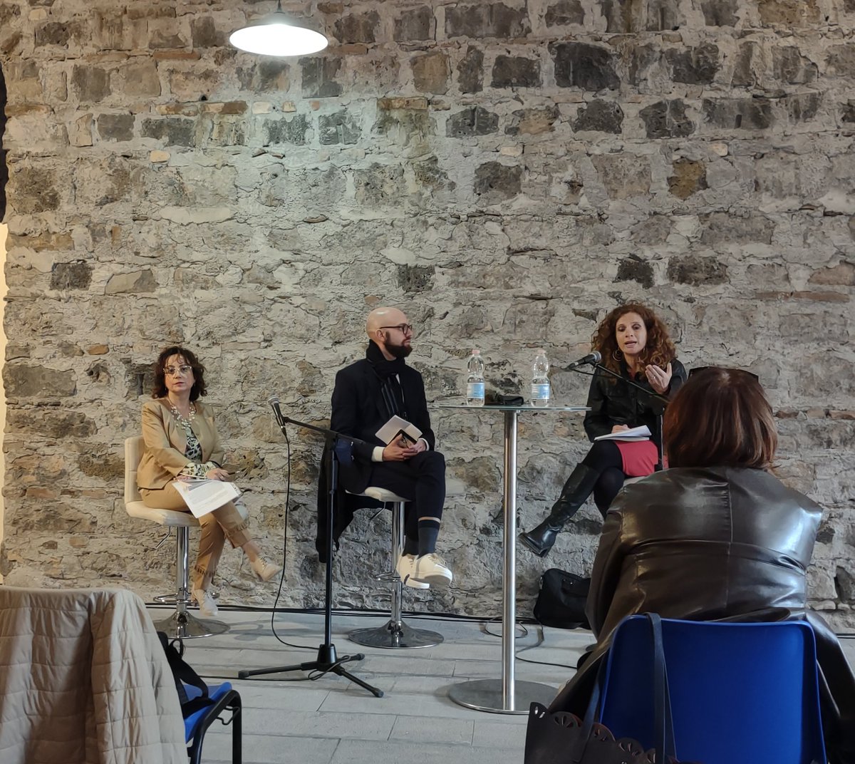 serealessi's tweet photo. Chi ha paura delle autrici?
Splendida presentazione di #Controcanone (@LoescherEditore) oggi al #CataniaBookFestival
@JohnnyLBertolio https://t.co/Ee5UNdxTiJ