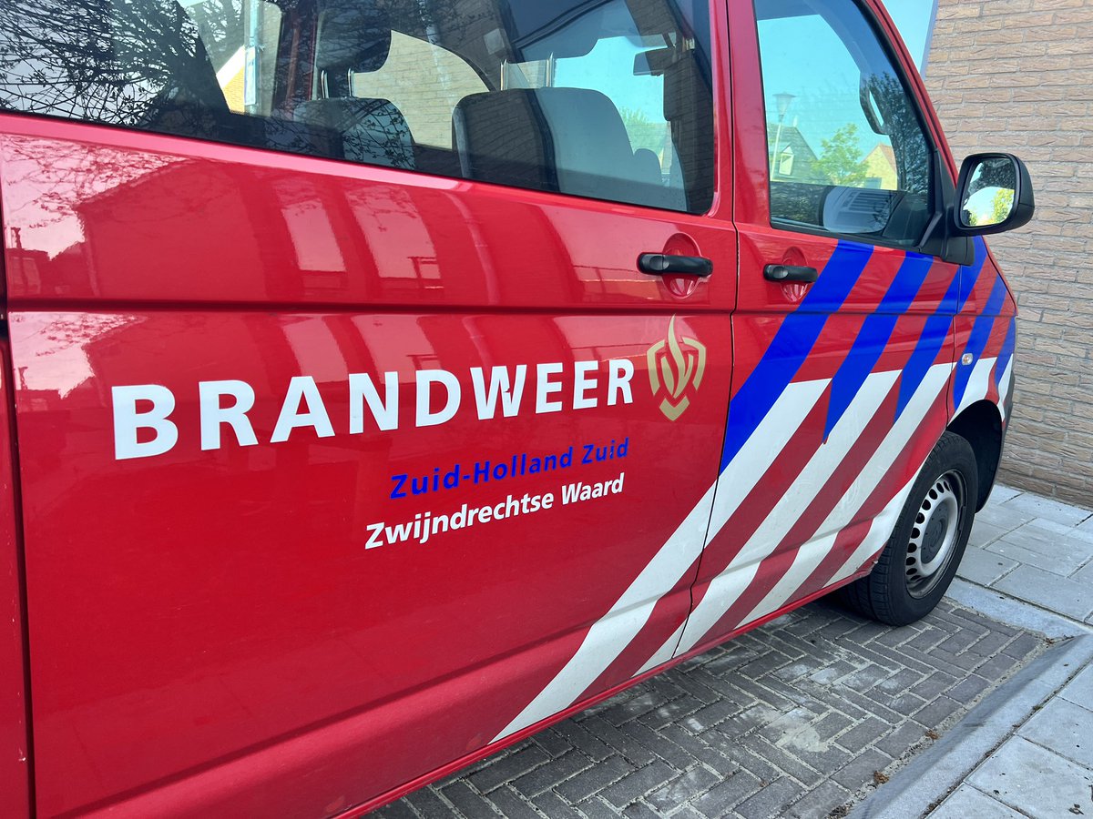 Paul_Boogaard's tweet photo. Verschillende brandweerkorpsen deden vandaag in Nieuw-Beijerland mee aan gewestelijke wedstrijden. @brandweerkwk legde beslag op de 1e plaats, Hendrik-Ido-Ambacht werd 2e en Zwartewaal 3e. Namens @gemeenteHW mocht ik de prijzen uitreiken. Dank @BrandweerNBL voor de organisatie! https://t.co/66j3xQKTl8