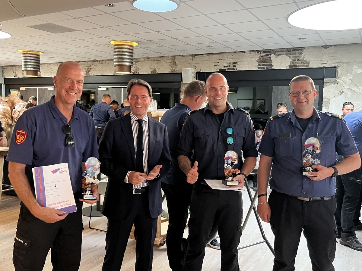 Paul_Boogaard's tweet photo. Verschillende brandweerkorpsen deden vandaag in Nieuw-Beijerland mee aan gewestelijke wedstrijden. @brandweerkwk legde beslag op de 1e plaats, Hendrik-Ido-Ambacht werd 2e en Zwartewaal 3e. Namens @gemeenteHW mocht ik de prijzen uitreiken. Dank @BrandweerNBL voor de organisatie! https://t.co/66j3xQKTl8
