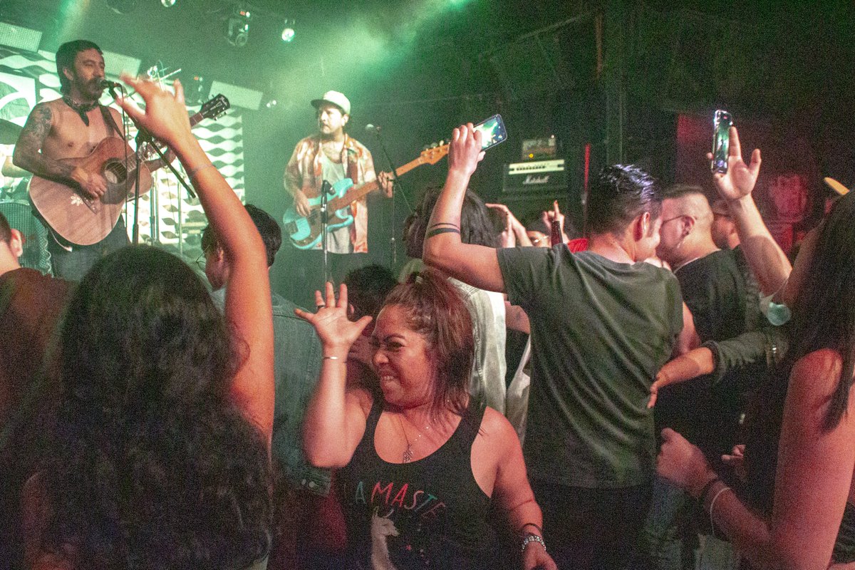 ¿Sí les dije que <a href="/losfrvrs/">LOS FRVRS</a> están muy cabrones? Pinche show hermo de anoche, como siempre, forever and ever y de limón la nieve ❤️