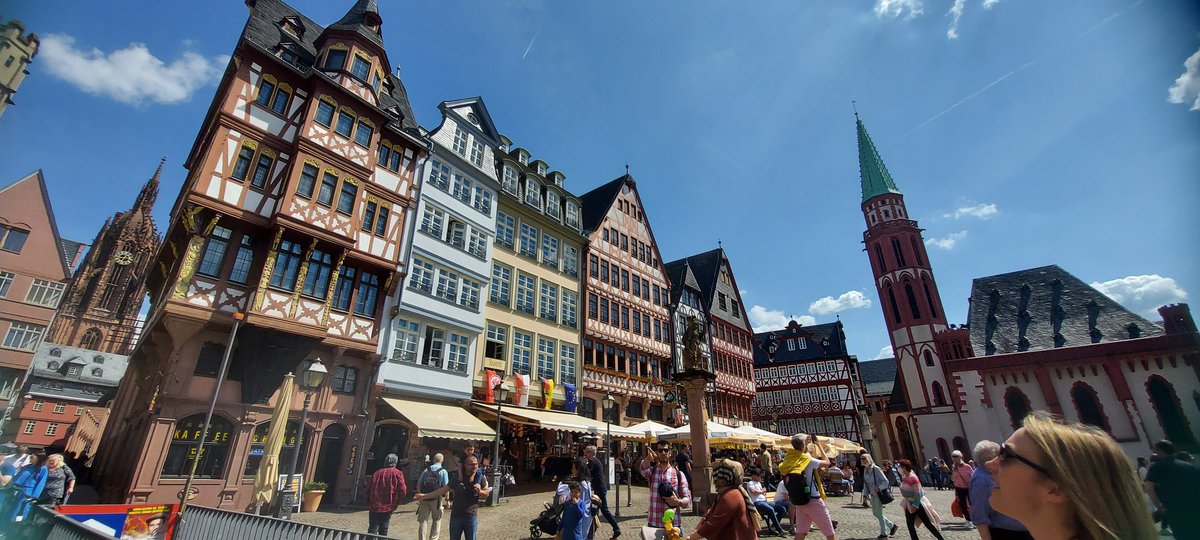 _Laurotah's tweet photo. nuestro último día en Alemania 😭 hemos hecho una última visita por Frankfurt y ahora nos vamos camino del aeropuerto ✈ bis bald Deutschland! 🇩🇪🔜 #KA1EOIAlcalá #MiErasmusPlus @alcalaidiomas https://t.co/8Bv7bffqAu