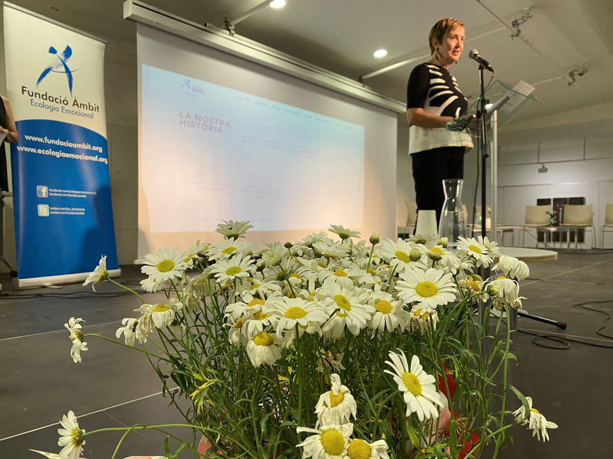 funecoemocional's tweet photo. La celebració dels 25 anys de la Fundació Ecologia Emocional ha estat molt emocionant. Gràcies a tots els amics i amigues de la Fundació per acompanyar-nos tots aquests anys i regalar-nos un dia tan especial. La feina continua! #EcologiaEmocional #JornadaFEE25 https://t.co/XIIzVlMwsH