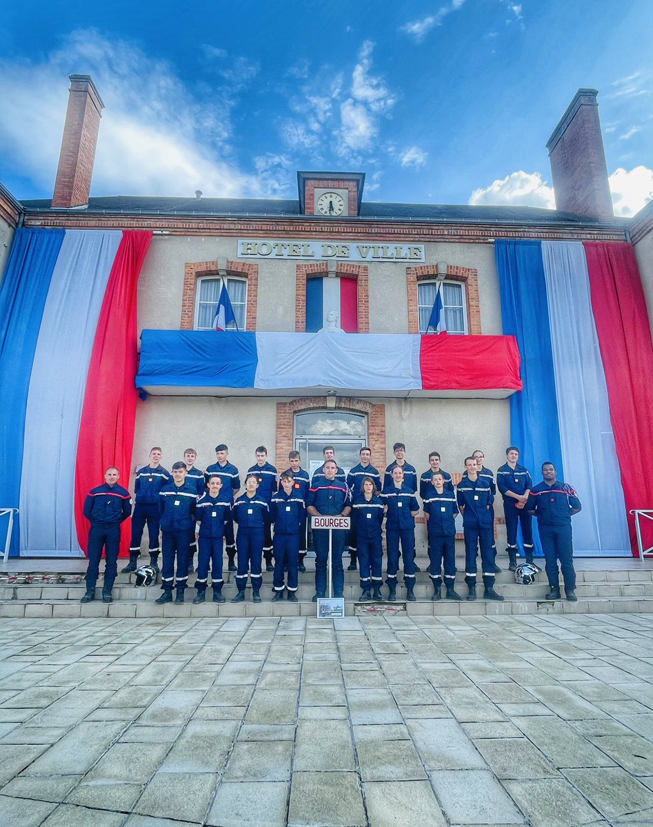 JspBourges's tweet photo. Bravo à nos Jeunes Sapeurs Pompiers pour leur participation et leur victoire au concours de manoeuvre incendie 🚒👏🥇 Merci à la section des JSP d’Argent sur Sauldre du @SDIS_18  pour l’organisation ! ☀️😍 https://t.co/w4kPhK32s1