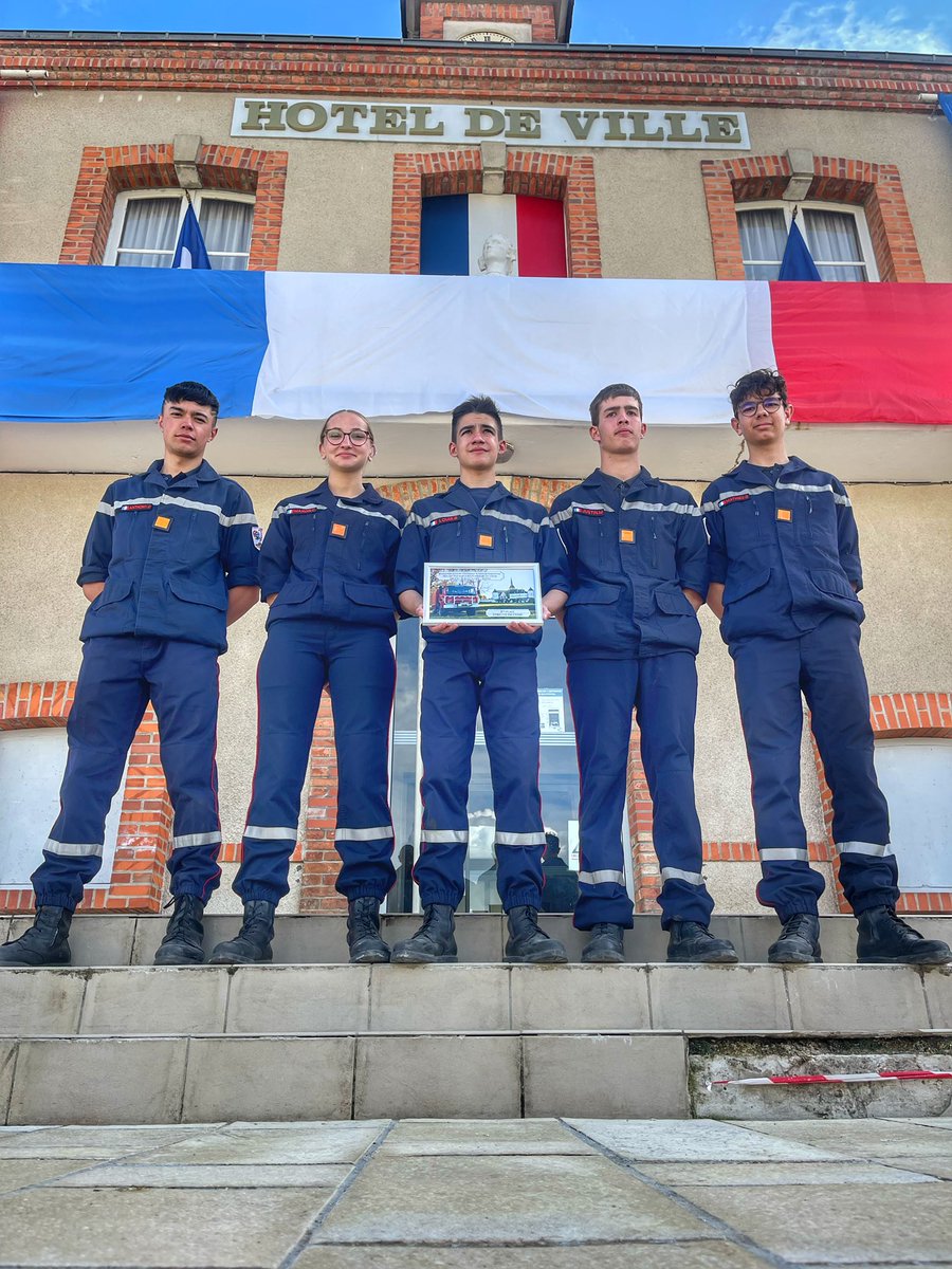 JspBourges's tweet photo. Bravo à nos Jeunes Sapeurs Pompiers pour leur participation et leur victoire au concours de manoeuvre incendie 🚒👏🥇 Merci à la section des JSP d’Argent sur Sauldre du @SDIS_18  pour l’organisation ! ☀️😍 https://t.co/w4kPhK32s1