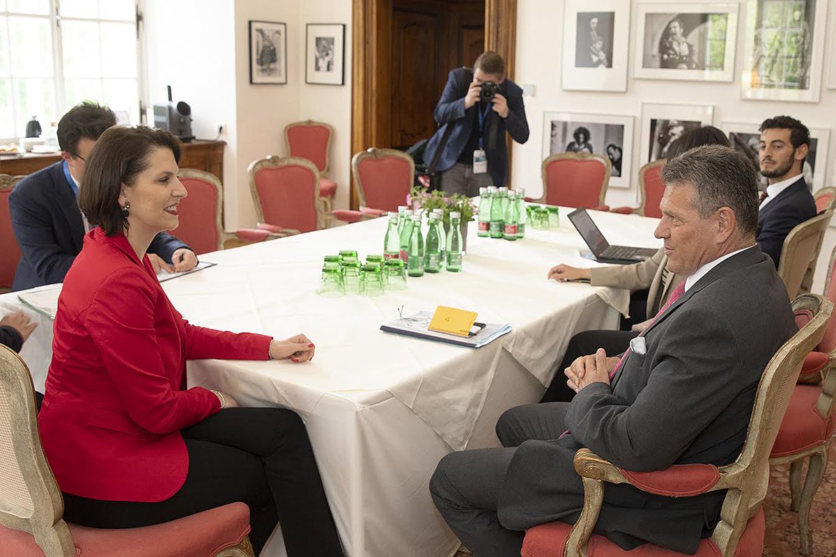 EU unity is our best asset in a changing world and our best response across the board. In the margins of the #GlobalEuropeSeminar in Salzburg, I had a great meeting with 🇦🇹 Minister @k_edtstadler on a series of issues, incl. EU-UK and EU-Swiss relations.