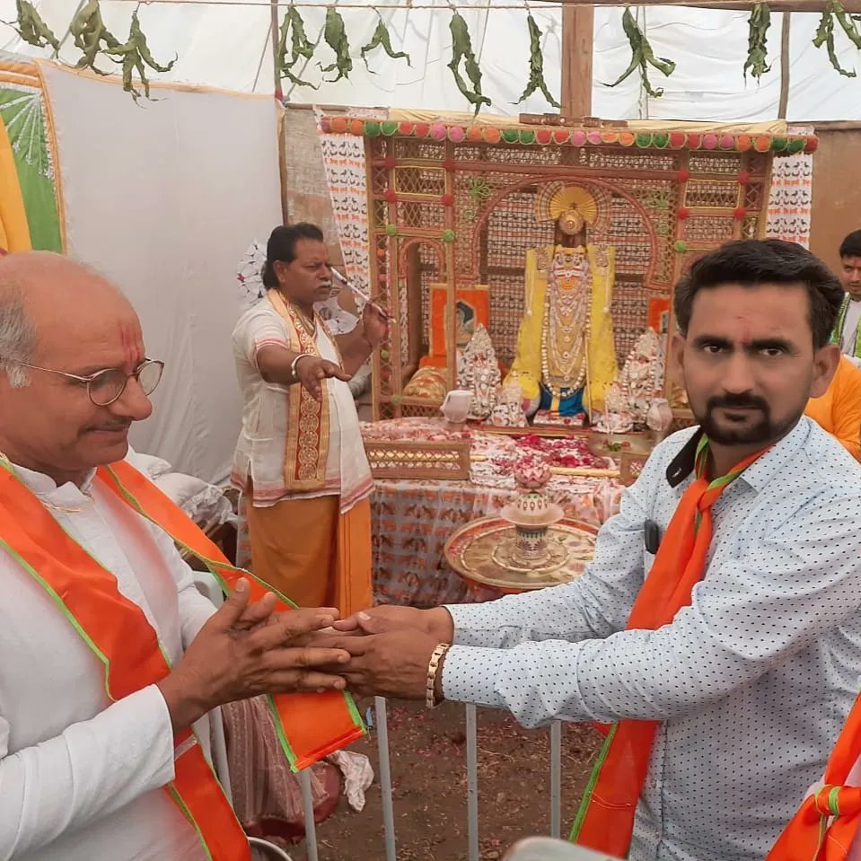 gbkothari's tweet photo. રાજકોટ જિલ્લાના હરીપર ગામ સમસ્ત વૈષ્ણવ સમાજ દ્વારા શ્રી ઠાકોરજી ને પધરાવવા "શ્રી ધ્વજબંધ મહામંડપ મહોત્સવ" નું આયોજન કરવામાં આવ્યું હતું.
શ્રી ઠાકોરજીના દર્શન કરી ધન્યતા અનુભવી.
સમગ્ર ગુજરાત તેમજ મુંબઈ થી મોટી સંખ્યામાં વૈષ્ણવો એ શ્રી ઠાકોરજીના દર્શન નો લાભ લીધો હતો.
#JayGopal https://t.co/sJFiRYUcEd