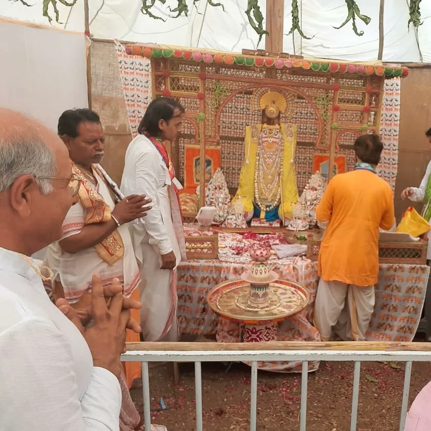 gbkothari's tweet photo. રાજકોટ જિલ્લાના હરીપર ગામ સમસ્ત વૈષ્ણવ સમાજ દ્વારા શ્રી ઠાકોરજી ને પધરાવવા "શ્રી ધ્વજબંધ મહામંડપ મહોત્સવ" નું આયોજન કરવામાં આવ્યું હતું.
શ્રી ઠાકોરજીના દર્શન કરી ધન્યતા અનુભવી.
સમગ્ર ગુજરાત તેમજ મુંબઈ થી મોટી સંખ્યામાં વૈષ્ણવો એ શ્રી ઠાકોરજીના દર્શન નો લાભ લીધો હતો.
#JayGopal https://t.co/sJFiRYUcEd
