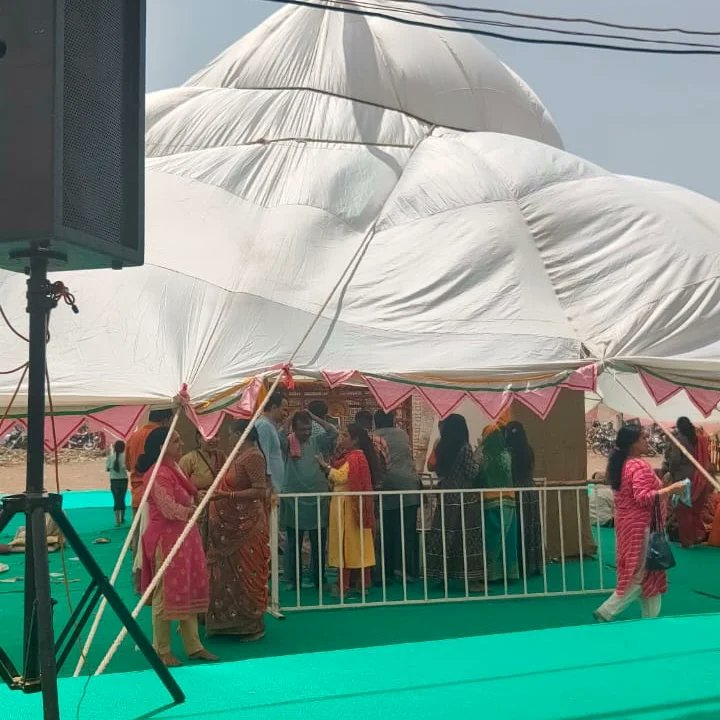 gbkothari's tweet photo. રાજકોટ જિલ્લાના હરીપર ગામ સમસ્ત વૈષ્ણવ સમાજ દ્વારા શ્રી ઠાકોરજી ને પધરાવવા "શ્રી ધ્વજબંધ મહામંડપ મહોત્સવ" નું આયોજન કરવામાં આવ્યું હતું.
શ્રી ઠાકોરજીના દર્શન કરી ધન્યતા અનુભવી.
સમગ્ર ગુજરાત તેમજ મુંબઈ થી મોટી સંખ્યામાં વૈષ્ણવો એ શ્રી ઠાકોરજીના દર્શન નો લાભ લીધો હતો.
#JayGopal https://t.co/sJFiRYUcEd