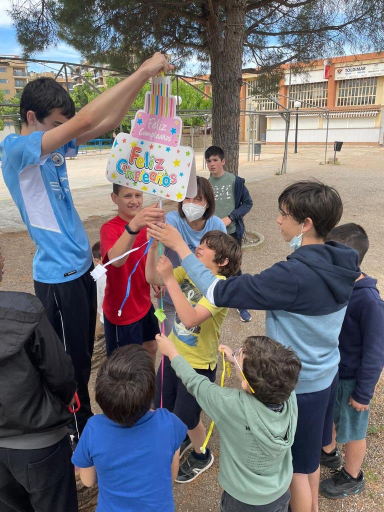associacio_t's tweet photo. Compartir i celebrar. Créixer i fer-nos grans! #felicitats
Jocs de cucanya que fomenten l’amistat i el respecte cap els altres #pinyata 

#superat #valors #TEA #neurodiversitat #integració #inclusió https://t.co/21GZsQtc0e