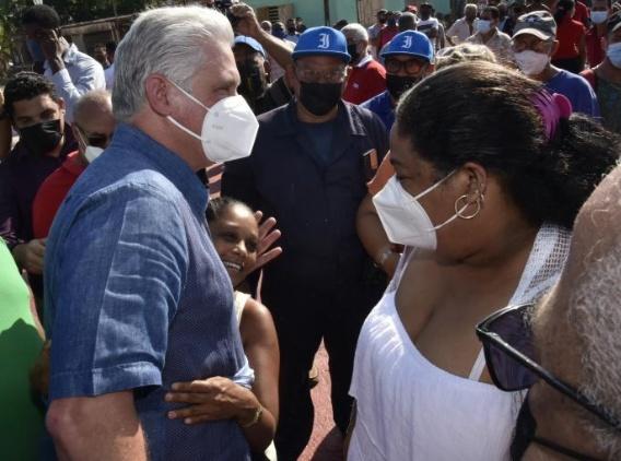 MartinezDCuba's tweet photo. @DiazCanelB El hombre está en todas!! (las batallas) 🙂
👉 De ir arrancando cada día un pedacito a los problemas, de que la vida sea mejor habló el Jefe de Estado @DiazCanelB a los pobladores en #Husillo. #Cuba🇨🇺
Ese es mi presidente!! 😌 Gracias
#YoSigoAMiPresidente https://t.co/TL91rijelV