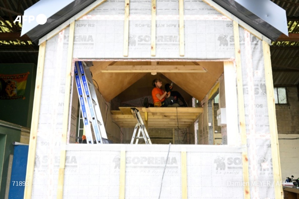 afpfr's tweet photo. 💬 "J'ai déjà habité en caravane. Là c'est mieux"

🏠 A Séné, dans le golfe du Morbihan, des sans-abri construisent des "tiny houses" pour y habiter 
➡️ https://t.co/ZWZSAwp4kq 
✍️ @massot_benjamin #AFP https://t.co/TfDLndV1LT