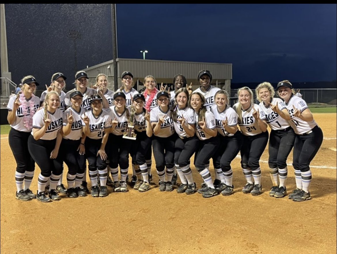 HuskyNation_SB's tweet photo. Your Area 6 Champions. The pack is back in the regionals. This is a special group with a lot heart and talent. #ONE #DYJ #UsIsAMust https://t.co/tAp3pcRhqt