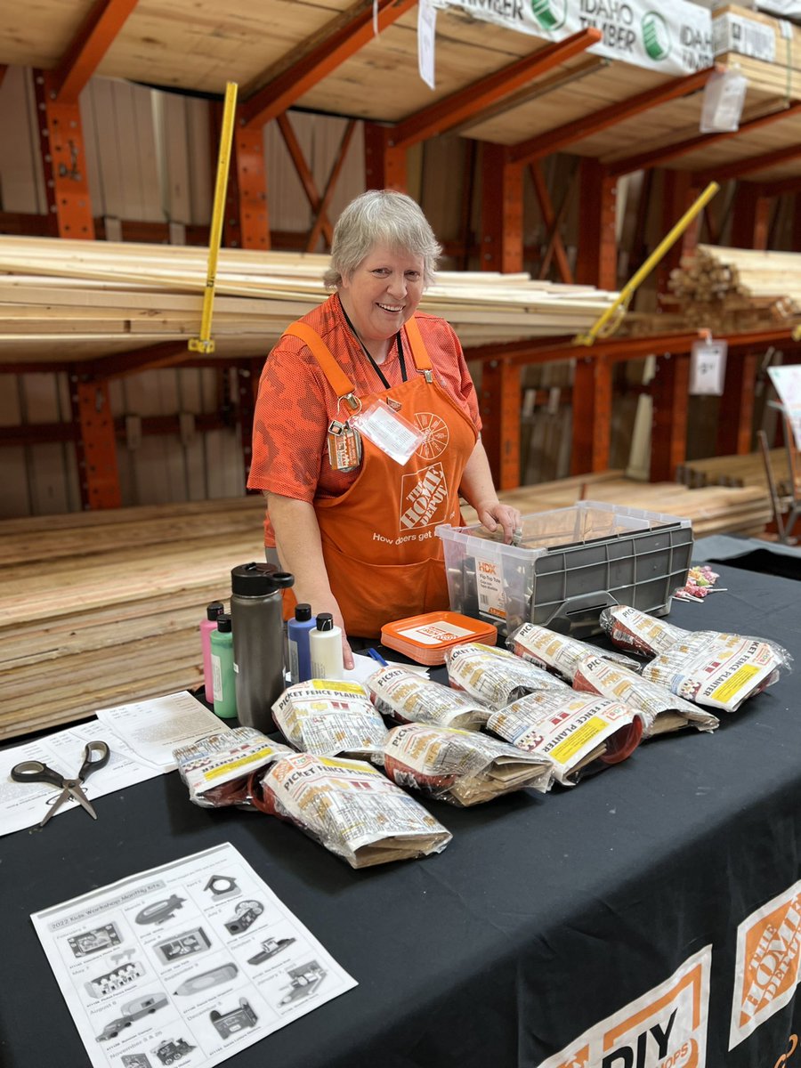 DK_Stahl's tweet image. Kids Workshop Is Back!! #TeamG3 is in for #kidsworkshop building with our future! #D130Driven #HomeDepot #weekendvibes @OrangeLiving10 @judes0401 @nmc4me