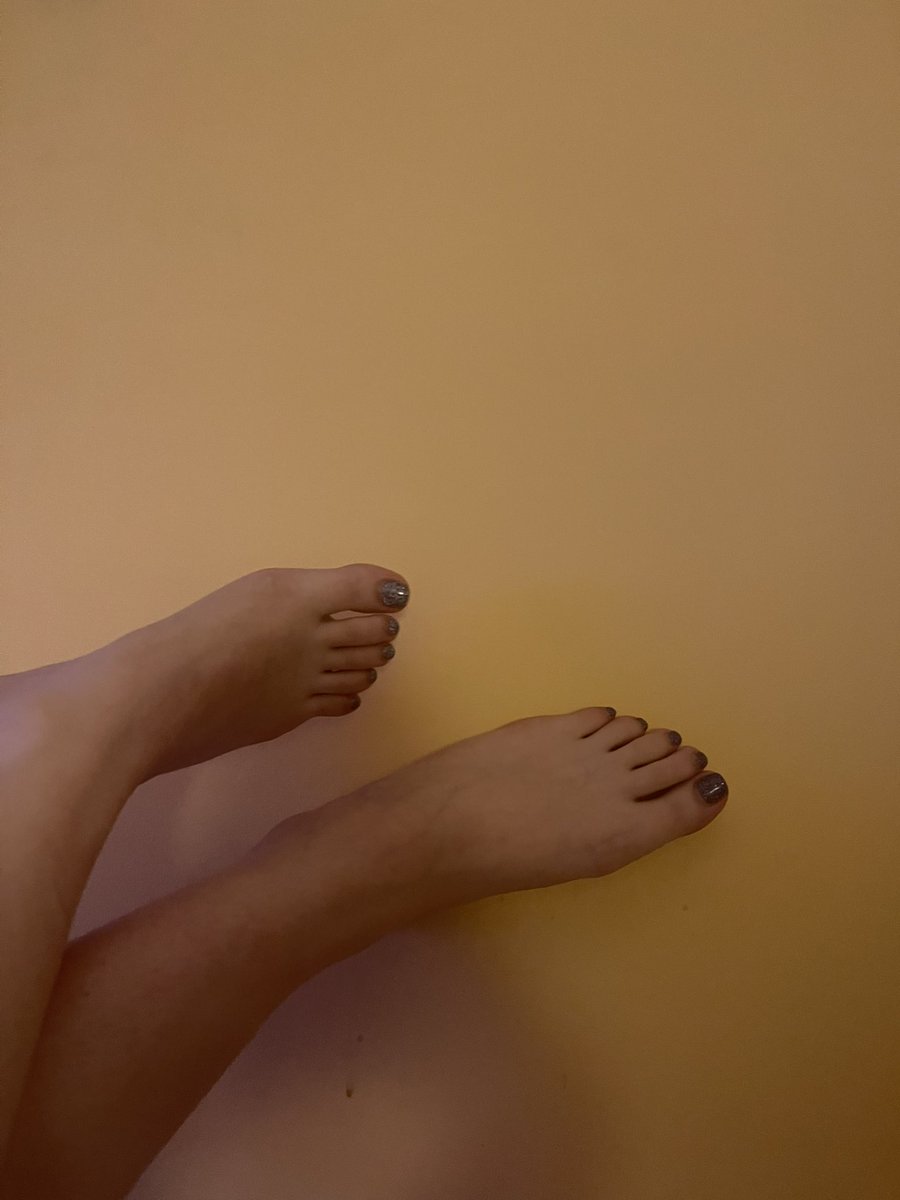 queenfindomeli's tweet photo. I’m going to squish you like the little bug you are 🤩

Now open you’re wallets💵
•Findom• shoes • feet • drain• https://t.co/EliJeSdXty