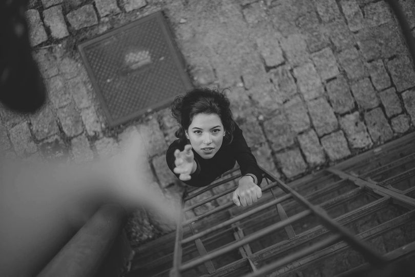 literlandweb1's tweet photo. "No hay cosa más difícil que ayudar a alguien. Ves que una persona que quieres se dirige a un precipicio, que se vuelve loca o triste, que se atormenta, que no puede más, y tú corres hacía ella, te gustaría ayudarla y de golpe te das cuenta que no es posible".
Sándor Márai https://t.co/OCxZTnJQbN