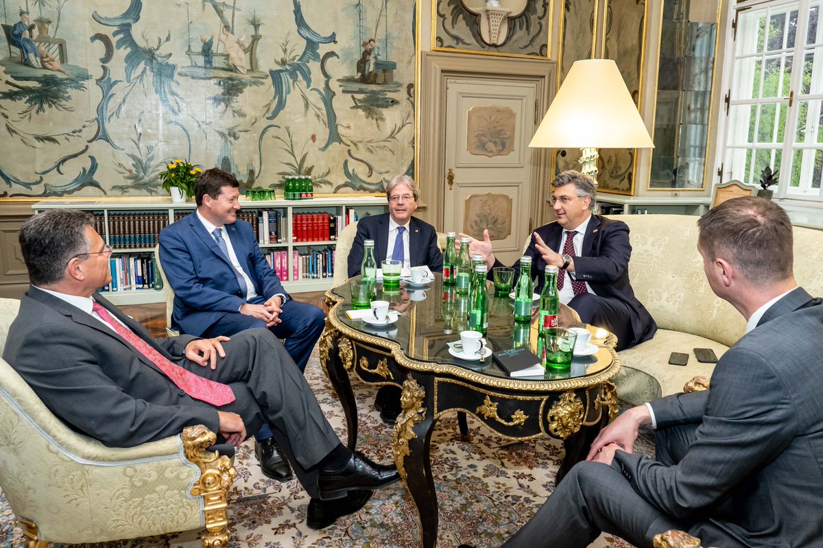 Croatia's commitment to the #EnergyUnion that I had the privilege to lead is paying off. The Krk LNG terminal is key to its #energysecurity, while turning 🇭🇷 into a regional hub. A great conversation with PM @AndrejPlenkovic @JHahnEU @PaoloGentiloni on all the current challenges.