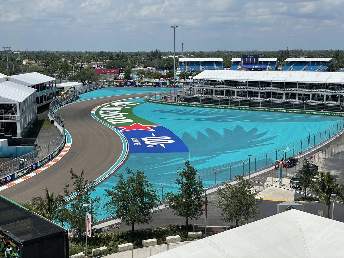 oneelevate_'s tweet photo. Magic City meets @f1 😎
Our @InfiniteScale team has been on the ground in Miami for months to execute Event Branding + Venue Signage for @f1mia
As we close out Saturday’s FP3 session, take a look through the high impact branding work on display around @hardrockstadium 🌴 https://t.co/TbrEwrjOhP