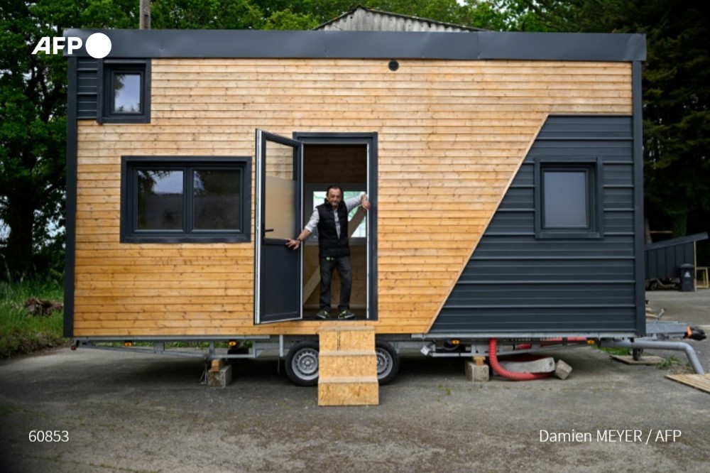 afpfr's tweet photo. 💬 "J'ai déjà habité en caravane. Là c'est mieux"

🏠 A Séné, dans le golfe du Morbihan, des sans-abri construisent des "tiny houses" pour y habiter 
➡️ https://t.co/ZWZSAwp4kq 
✍️ @massot_benjamin #AFP https://t.co/TfDLndV1LT