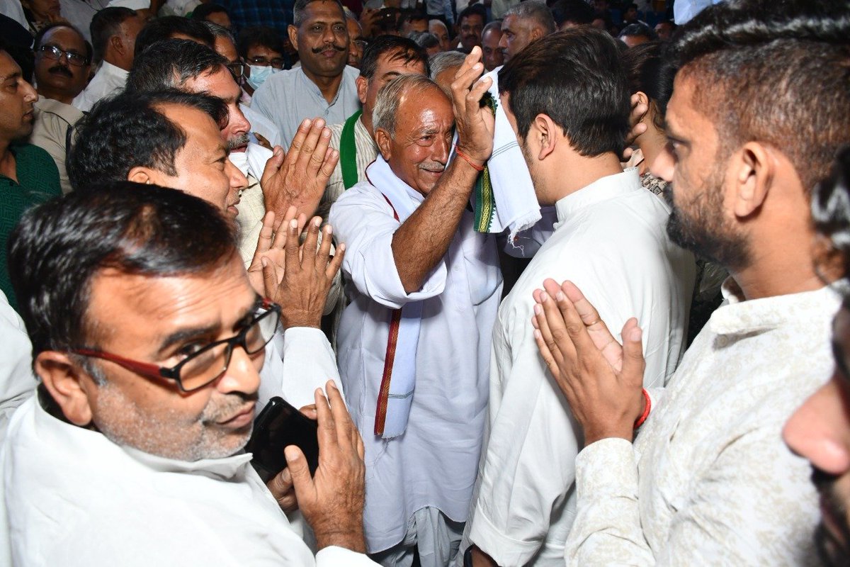 FarmerNeedIndia's tweet photo. अगर आप किसान हो, और आपका जमीर जिंदा है तो ये भावुक तस्वीरे आपको चैन से सोने नहीं देगी।

जो भी चौधरी साहब से मिला है, उनके साथ बैठकर बात की है, वो आपको बता देगा कि अगर धरती पर भगवान का कोई रूप होता तो बिल्कुल चौधरी साहब के जैसा होता..!!
चौधरी अजित सिंह जी अमर रहे🙏🏻
@jayantrld https://t.co/5eoIAUYr9O
