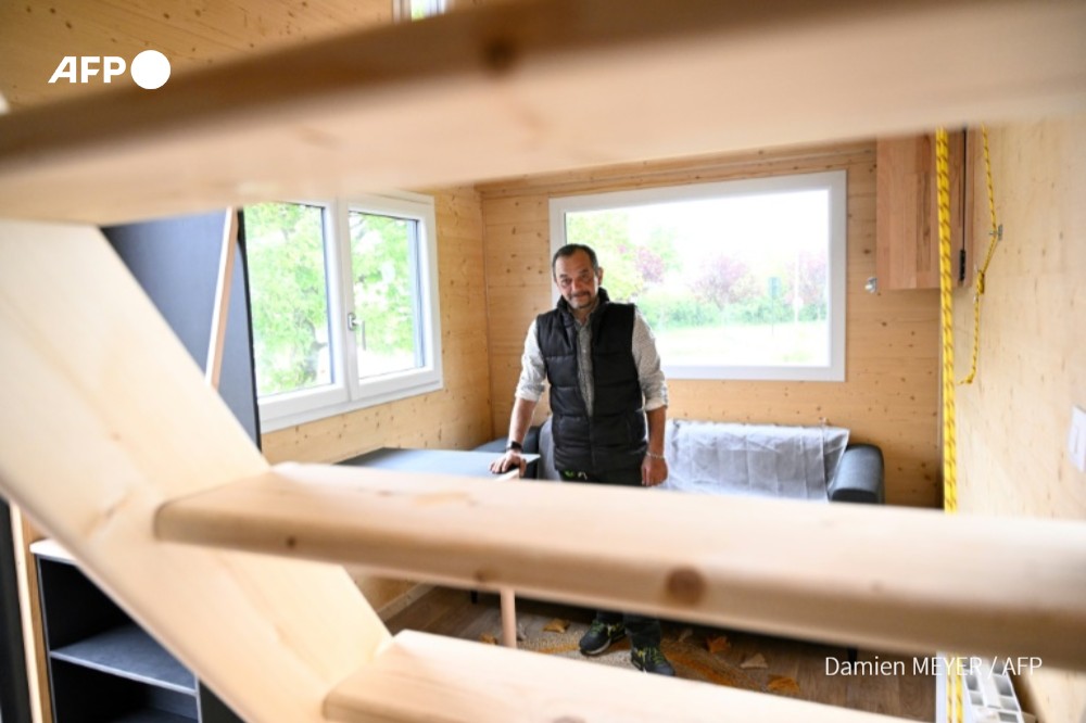 afpfr's tweet photo. 💬 "J'ai déjà habité en caravane. Là c'est mieux"

🏠 A Séné, dans le golfe du Morbihan, des sans-abri construisent des "tiny houses" pour y habiter 
➡️ https://t.co/ZWZSAwp4kq 
✍️ @massot_benjamin #AFP https://t.co/TfDLndV1LT