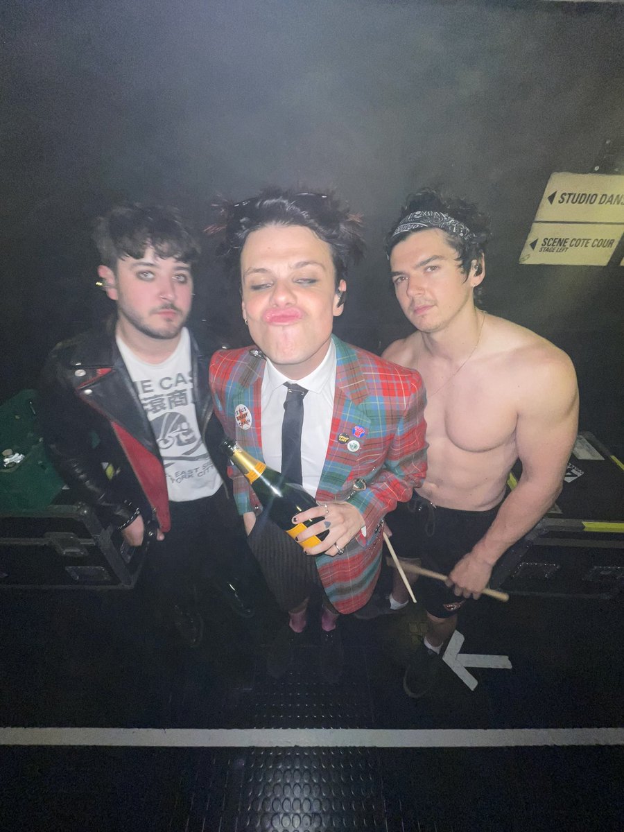 yungblud's tweet photo. merci pour les beaux “memories” paris !!! 🖤🇫🇷🖤 https://t.co/hZwWkaVDJk