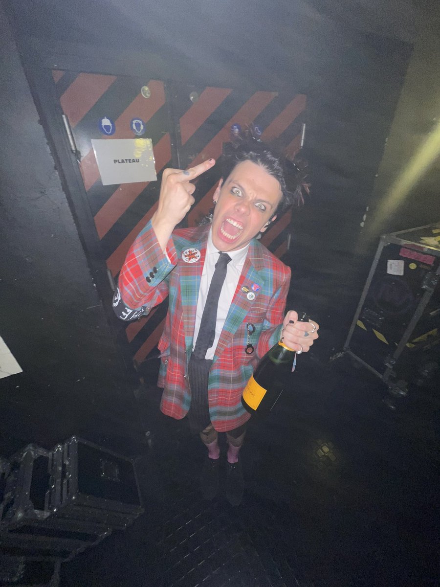 yungblud's tweet photo. merci pour les beaux “memories” paris !!! 🖤🇫🇷🖤 https://t.co/hZwWkaVDJk