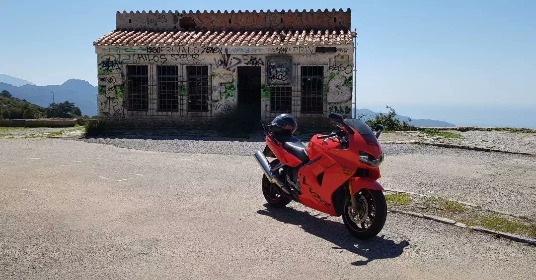 It sort of resets your noggin! #hondavfr800fi #Granada #Spain #ratarsedmc