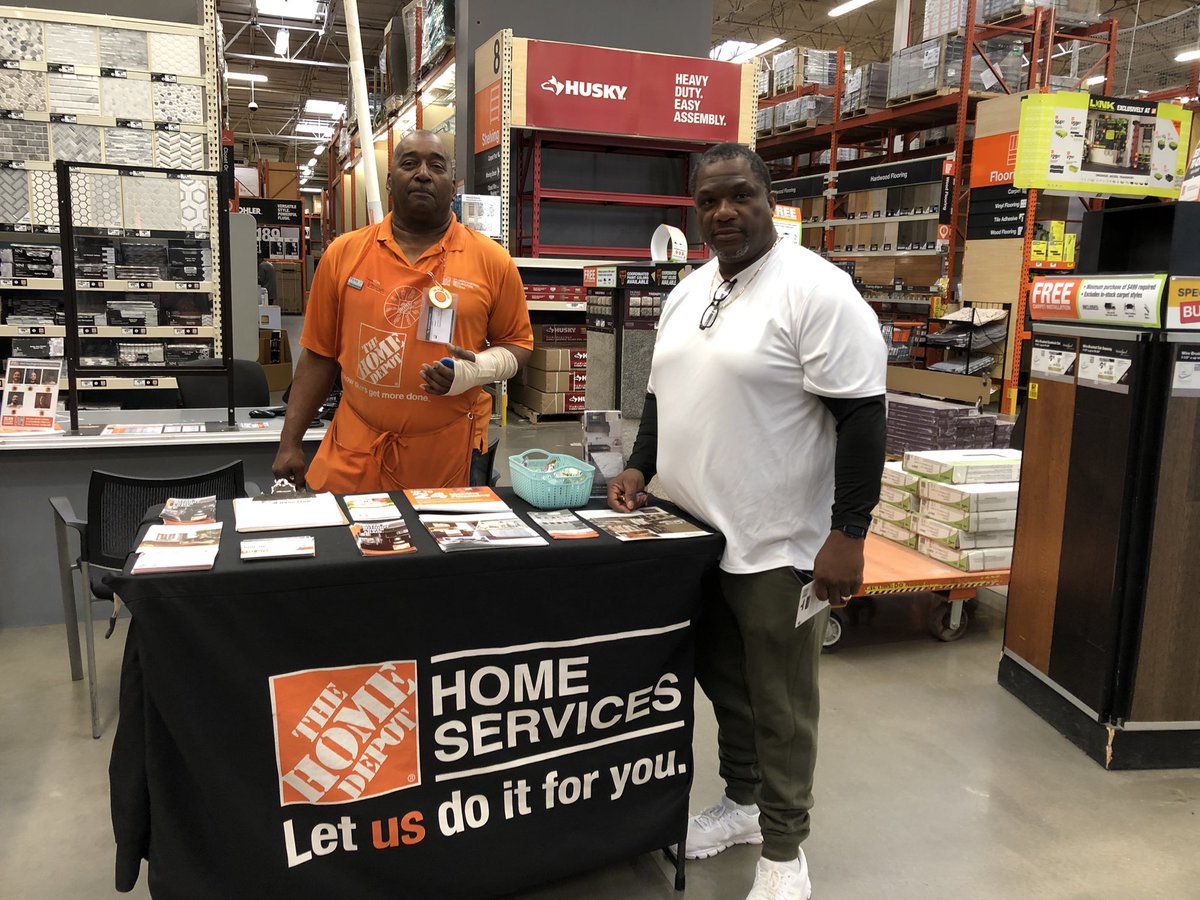 thdapril's tweet photo. D23 Associate Tim driving customer engagement and showing customers what we can do for their homes! 🧱🔨🎊🛁🚇👷‍♀️👷🏽👷🏼‍♂️🚧🔧🪚⛏🪓⚒️#LetUsDoItForYou #FillThePipeline1H2022 https://t.co/Mu8PLjBaNq