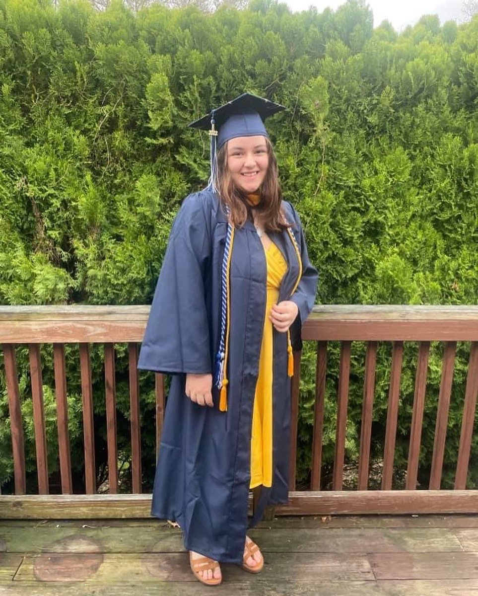 daniellevflores's tweet photo. I did it!! #JWU22 🎓 https://t.co/p1B8ibVAqi