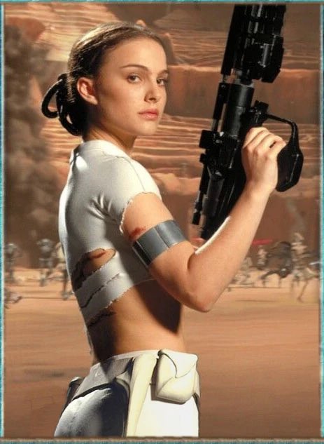 RT @sw_holocron: Natalie Portman 

2002: Attack of the Clones
2022: Thor: Love and Thunder https://t.co/08bGAAjkf9